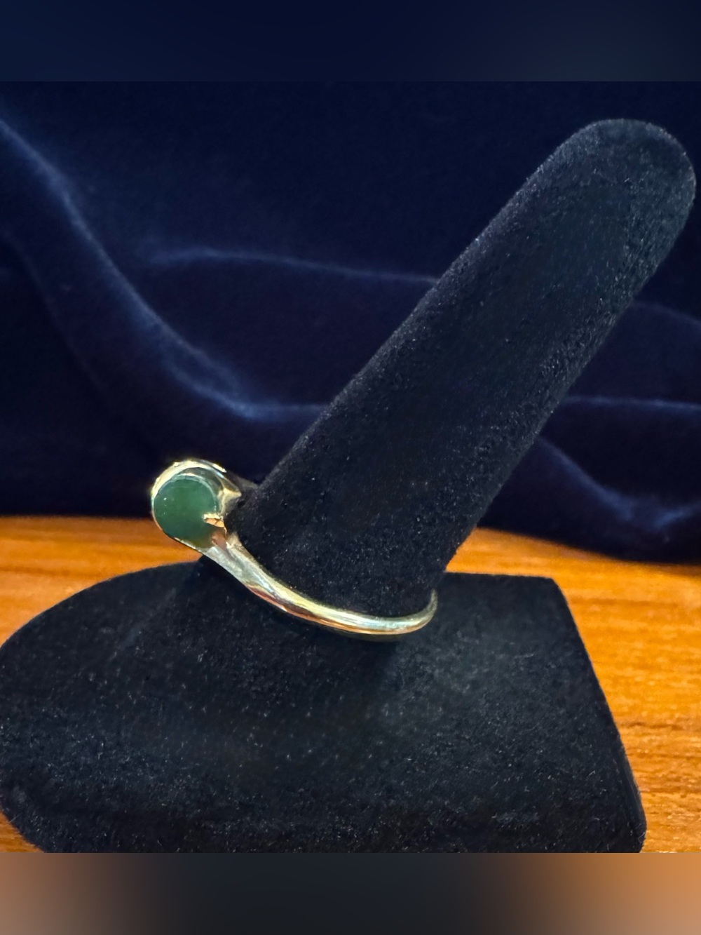 Vintage Avon Ring—Sz. 8, Gold Plated, Cylinder Jadeite Stone w/ Scroll Work - Picture 3 of 7